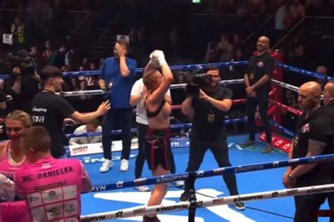 daniela hemsley flash|Kingpyn Boxing video: Daniella Hemsley flashes fans。